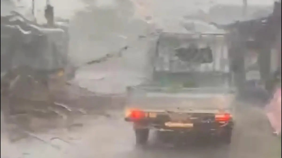 HUJAN DERAS: Tangkapan layar video hujan deras di Kecamatan Halong yang disertai angin kencang, Senin (24/8) sore. (Foto: Istimewa/Radar Banjarmasin)
