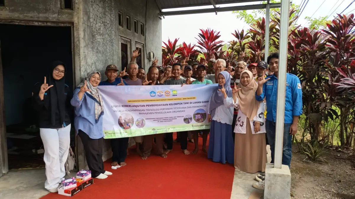 KEGIATAN PENDAMPINGAN: Tim PKM ULM bersama para petani di Desa Caraka Jaya.(Foto-foto: Tim PKM ULM)&nbsp;