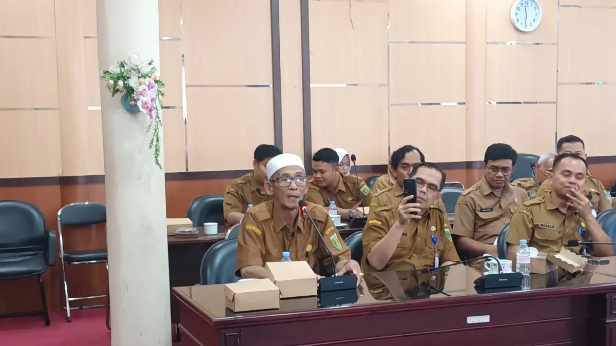 Kepala Desa Padangin, Rahmadi saat memimpin warganya menyampaikan keluhan ke DPRD Tabalong. (Foto: Ibnu Dwi Wahyudi/Radar Banjarmasin)