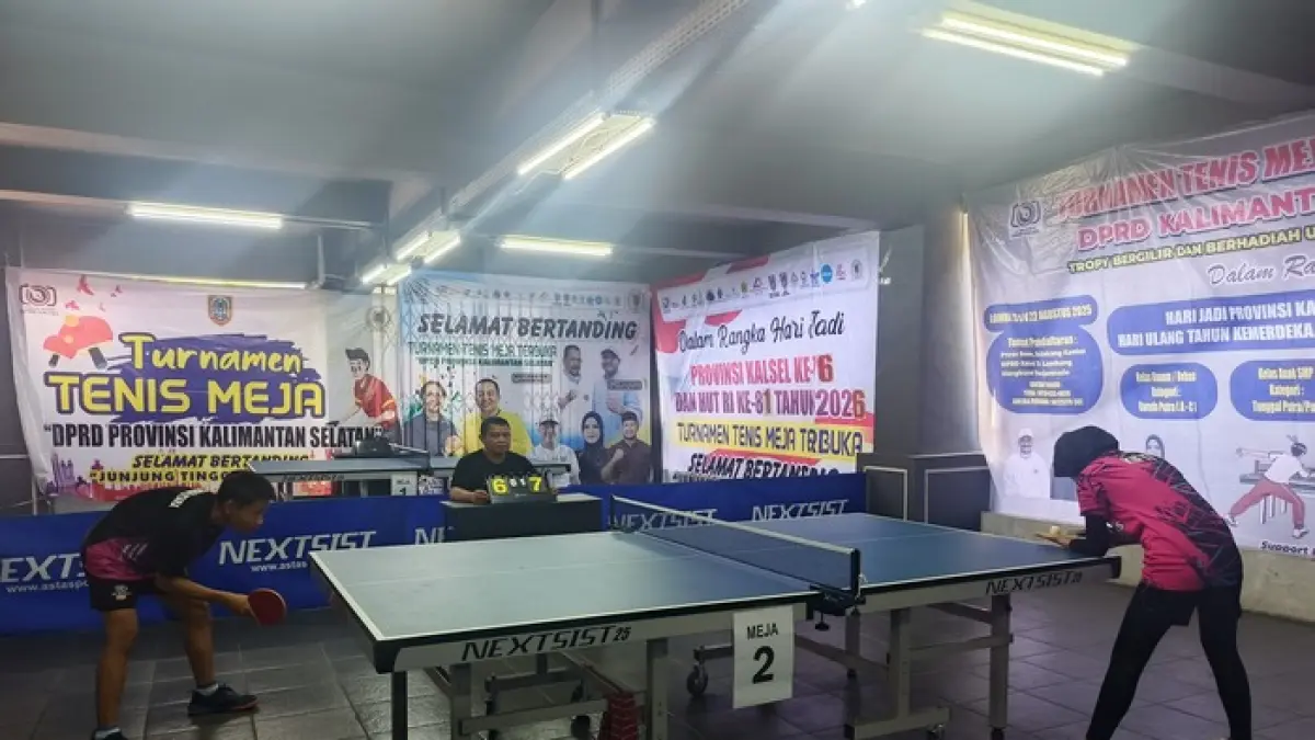 Suasana pertandingan Turnamen Tenis Meja DPRD Kalimantan Selatan Cup VI 2026 di Halaman Basement Belakang DPRD Kalsel, Banjarmasin, Senin (23/8/2026).