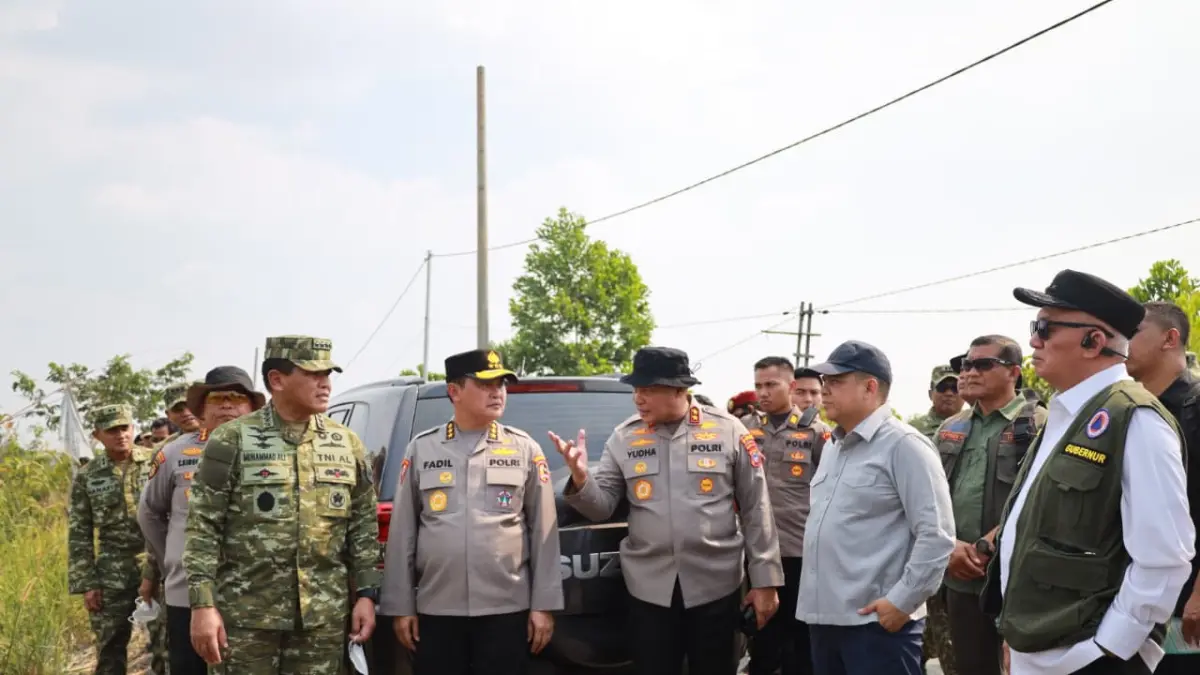 MENINJAU: Pengusaha Kalsel, Andi Syamsuddin Arsyad atau Haji Isam (tengah) didampingi KSAL, Laksamana TNI Muhammad Ali dan Gubernur Kalsel, H Muhidin meninjau dan memadamkan karhutla di Guntung Damar, Banjarbaru, Sabtu (22/8/2026).(Foto: Pemprov Kalsel)