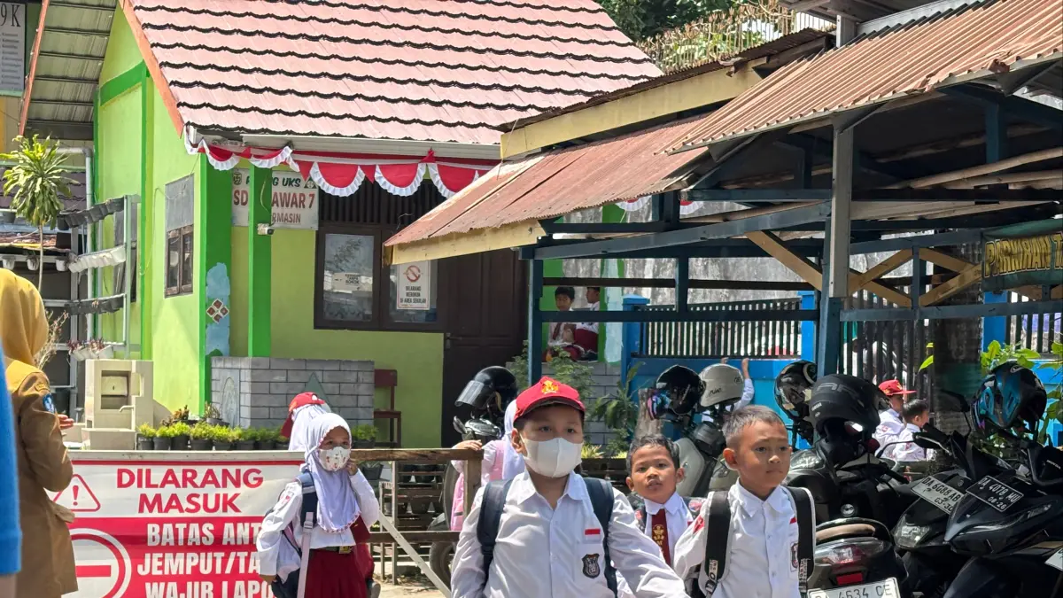 PENYESUAIAN JAM SEKOLAH: Siswa SDN Mawar 7 Banjarmasin mengikuti pembelajaran setelah jam masuk diundur menjadi pukul 09.00 Wita. Siswa juga diminta menggunakan masker akibat kondisi kabut asap karhutla.