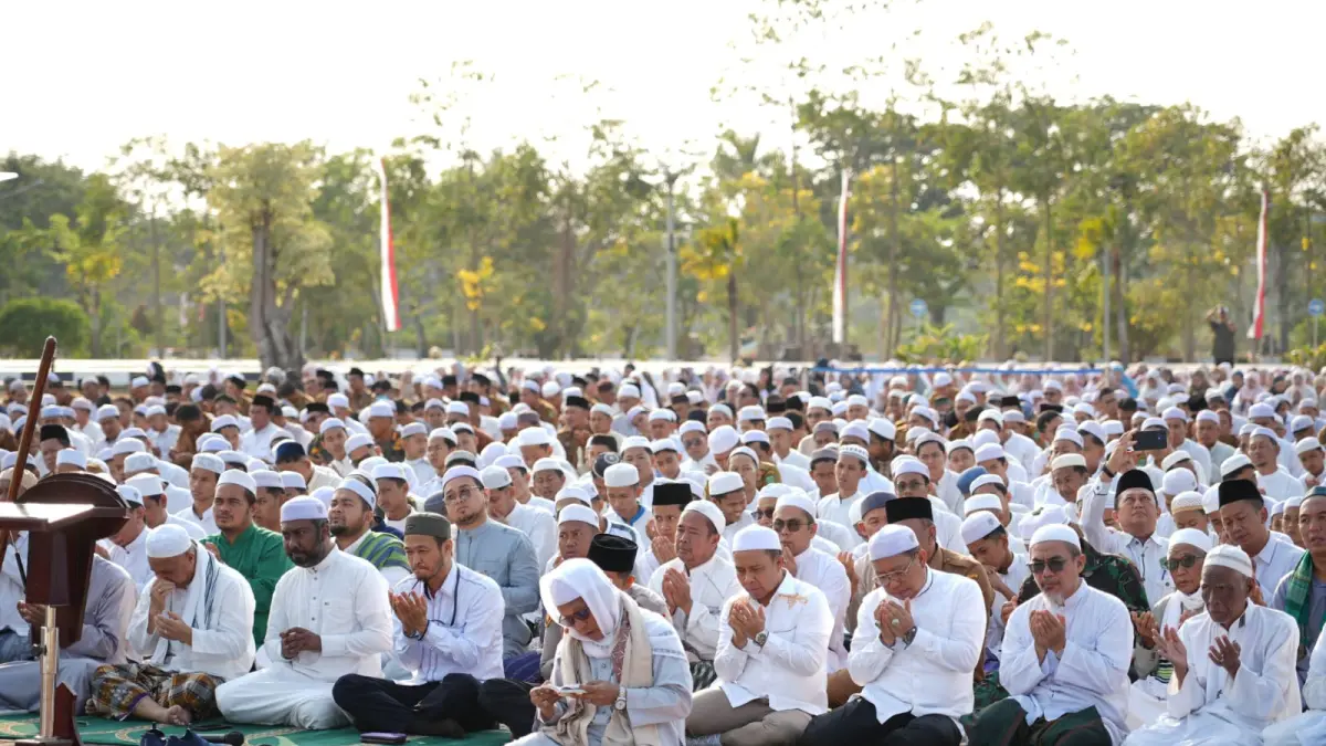 Ribuan masyarakat mengikuti Salat Istisqa yang dilgelar oleh Pemerintah Kabupaten Tapin. (Adan)