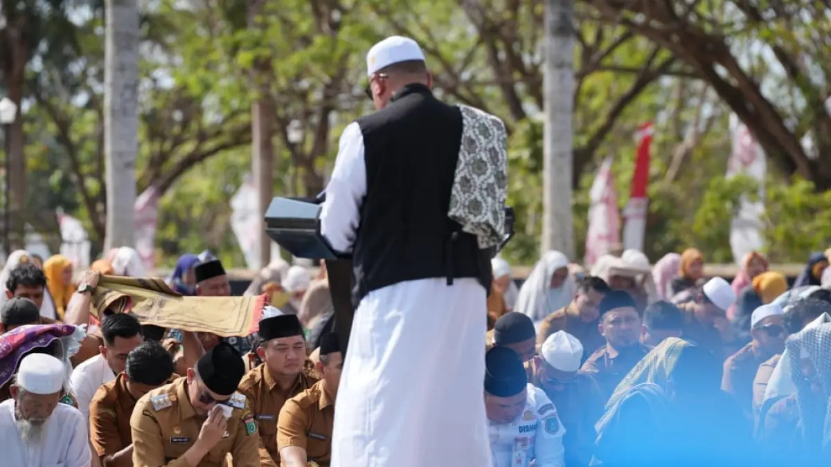 SALAT ISTISQA: Bupati Tanah Bumbu Andi Rudi Latif tersedu saat mengikuti Salat Istisqa di halaman Kantor Bupati Tanah Bumbu, Senin (24/8/2026).
