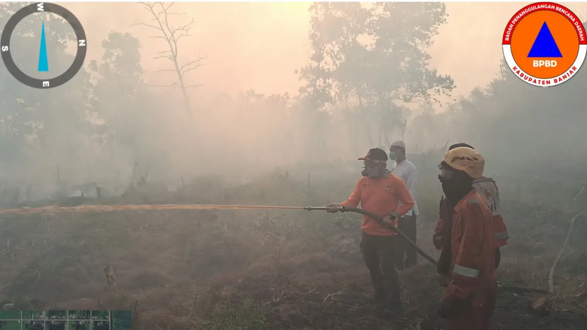 SEMANGAT: Kalaksa BPBD Kabupaten Banjar Wasis Nugraha bersama tim turun langsung ke lokasi untuk melakukan pemadaman karhutla.