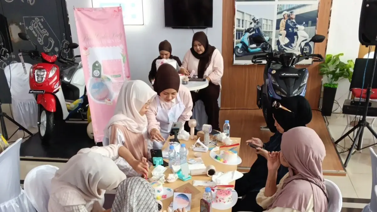 SERU: Kegiatan menghias bento cake di dealer Trio Motor Perintis, Banjarmasin.(Foto: PT Trio Motor)&nbsp;