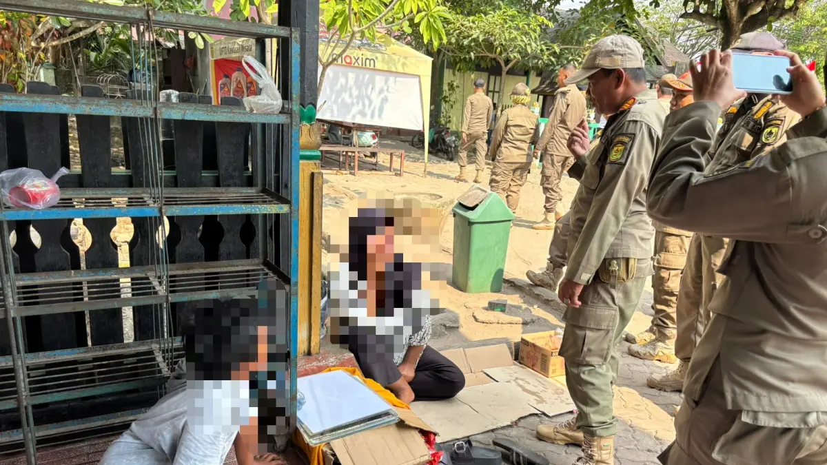 PENATAAN MAKAM: Petugas gabungan melakukan pemetaan dan sosialisasi di kawasan Makam Sultan Suriansyah, Kuin Utara, Banjarmasin. Penataan menyasar aktivitas PKL, akses pengunjung, dan penggunaan lahan di kawasan makam. (Foto: Zulvan Rahmatan/Radar Banjarmasin).