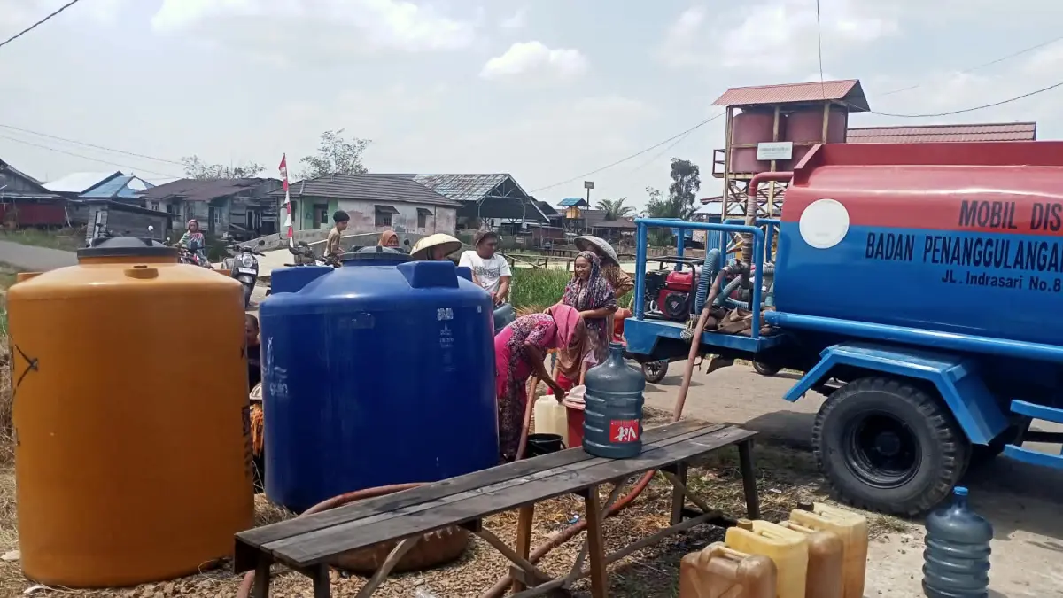 AIR BERSIH: BPBD Kabupaten Banjar mendistribusikan air bersih kepada warga terdampak kekeringan di sejumlah desa.