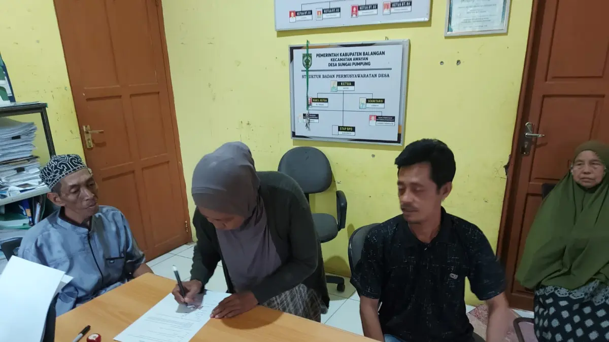 Dua perempuan yang sempat berselisih paham di Balai Desa Sungai Pumpung, sepakat berdamai Senin (24/8/2026) sore. (Foto: Lulus untuk Radar Banjarmasin)