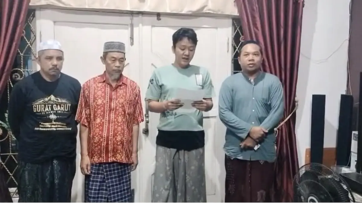 Jajaran Polsek Awayan bersama tokoh masyarakat saat memfasilitasi proses perdamaian dan klarifikasi penyebar hoaks terkait kasus penganiayaan oknum kepala desa di Desa Bihara Hilir, Senin (24/8) malam. (Lulus untuk Radar Banjarmasin)