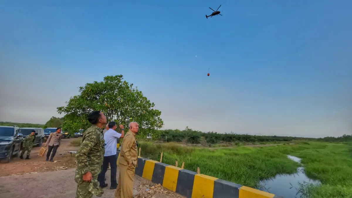 KE LAPANGAN: H Muhidin saat mengecek langsung kondisi sumber air di Cindai Alus untuk penanganan pemadaman karhutla di Guntung Damar, Banjarbaru, Senin (24/8/2026).(Foto: Biro Adpim Pemprov Kalsel)  