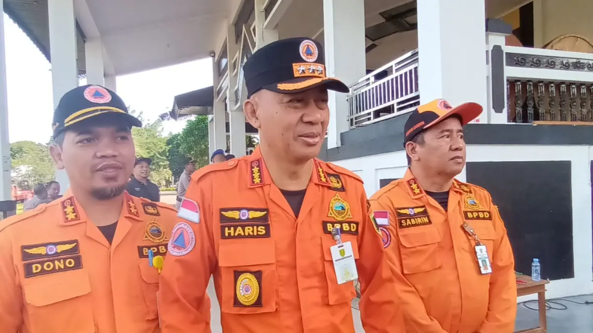 Kepala Pelaksana BPBD Tabalong, Haris Fachrozi (tengah) menjelaskan kondisi karhutla di Tabalong yang turut melibatkan masyarakat pinggiran hutan untuk melakukan mitigasi. (Foto: Ibnu Dwi Wahyudi/Radar Banjarmasin)