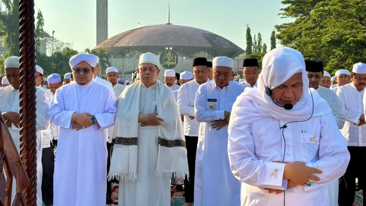 KHUSYUK: Ribuan jemaah mengikuti Salat Istisqa di halaman Masjid Raya Sabilal Muhtadin Banjarmasin, Senin (25/8/2026).