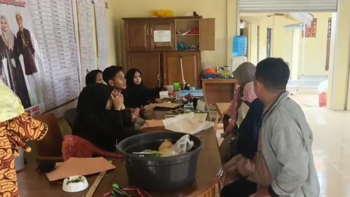 MENDAFTAR: Ibrahim bersama keluarganya dari Handil Bakti mendaftar mengikuti prosesi Baayun Maulid di Banua Halat Tapin hari ini.
