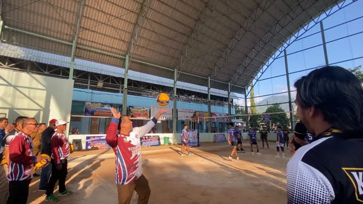 PEMBUKAAN: Sekda Kotabaru H Eka Saprudin memukul bola pertama tanda dimulainya Kejurprov Voli se Kalsel di Kotabaru.

(Foto: Jumain/ Radar Banjarmasin.)