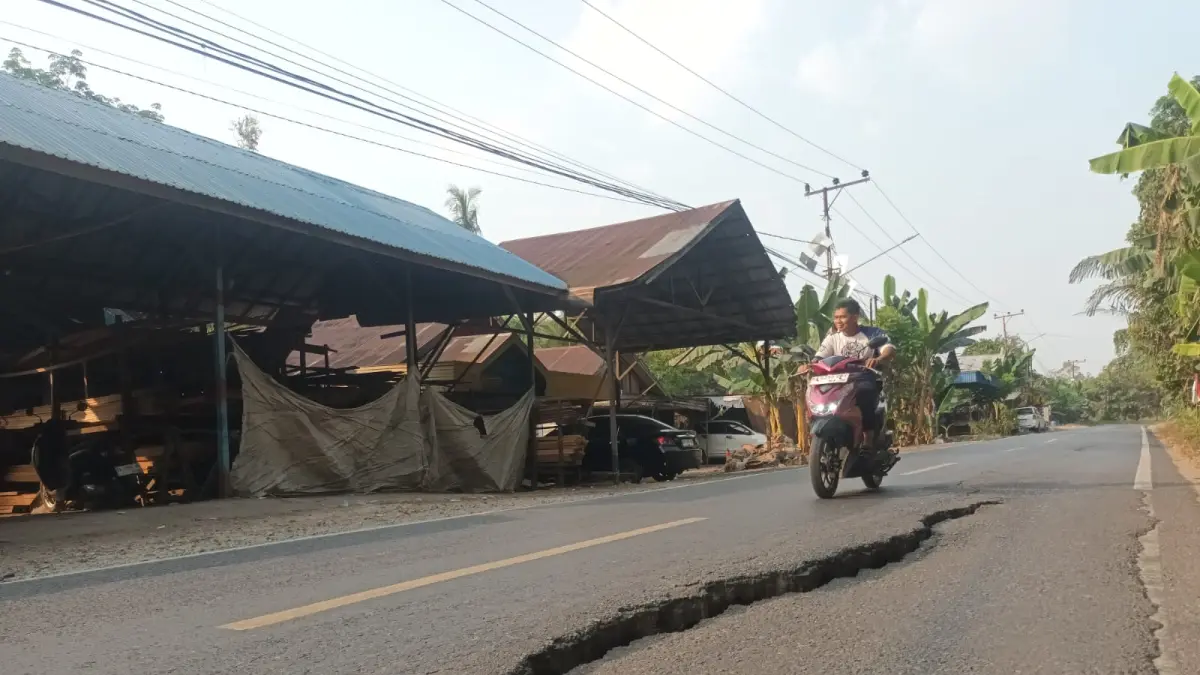 PICU KECELAKAAN: Jalan Trans Kalimantan penghubung Tanjung-Kelua di Desa Sungai Pimping rusak dan terbelah.(Foto: Ibnu Dwi Wahyudi/Radar Banjarmasin)