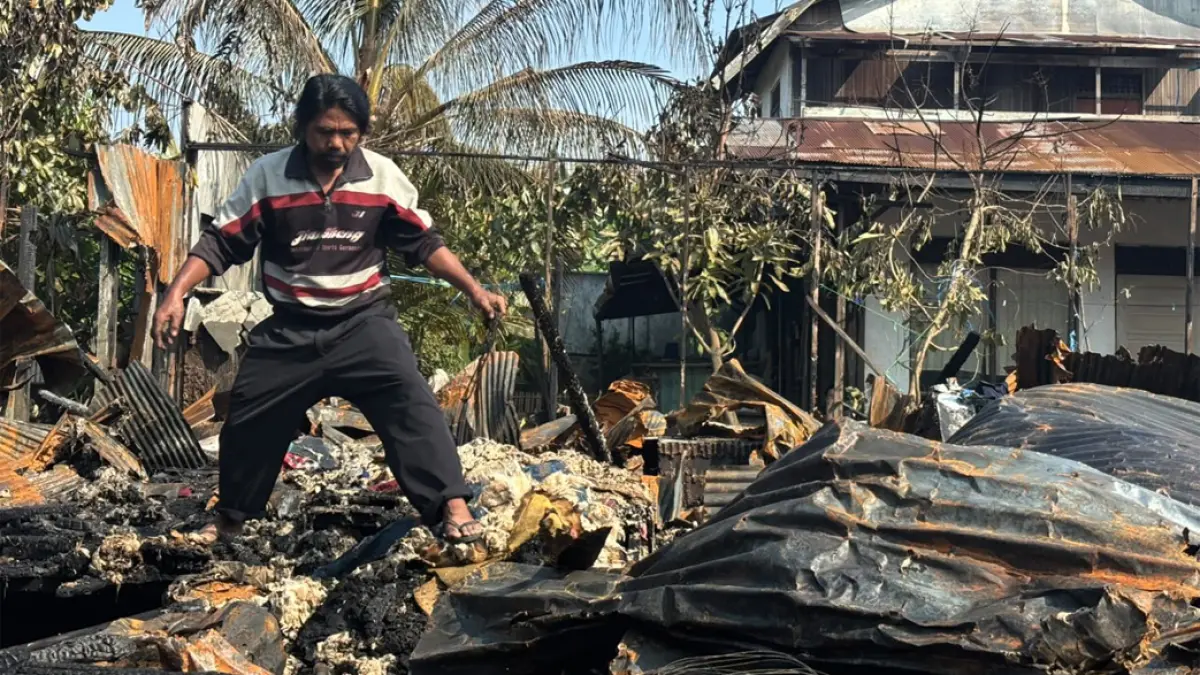 TAK BERSISA: Korban kebakaran di Jalan Bandarmasih, Banjarmasin Barat mencari sisa-sisa harta benda yang masih bisa diselamatkan. Lima rumah hangus akibat insiden tersebut.