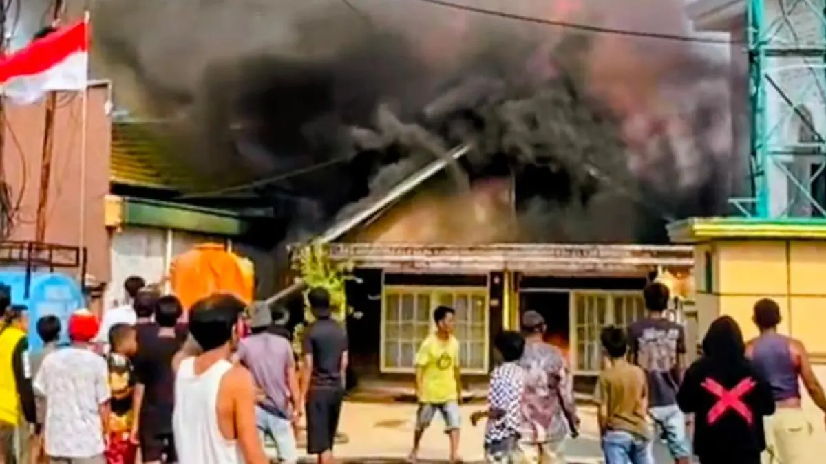 TERBAKAR: Rumah H Mukhlis di Desa Sungai Baring RT 01, Kecamatan Amuntai Tengah, HSU, terbakar hingga 100 persen, Selasa (25/8/2026). (Foto: M. Akbar)
