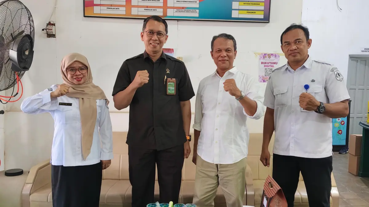 MOMEN: Ketua PN Amuntai Rubianto Budiman, S.H. saat bersilaturahmi dengan Kepala Kesbangpol HSU H. Amberani dan jajaran di Kantor Kesbangpol HSU. Silaturahmi tersebut sekaligus menjadi momen pamit sebelum Rubianto bertugas sebagai Ketua PN Pelaihari. (Foto: M.Akbar)&nbsp;