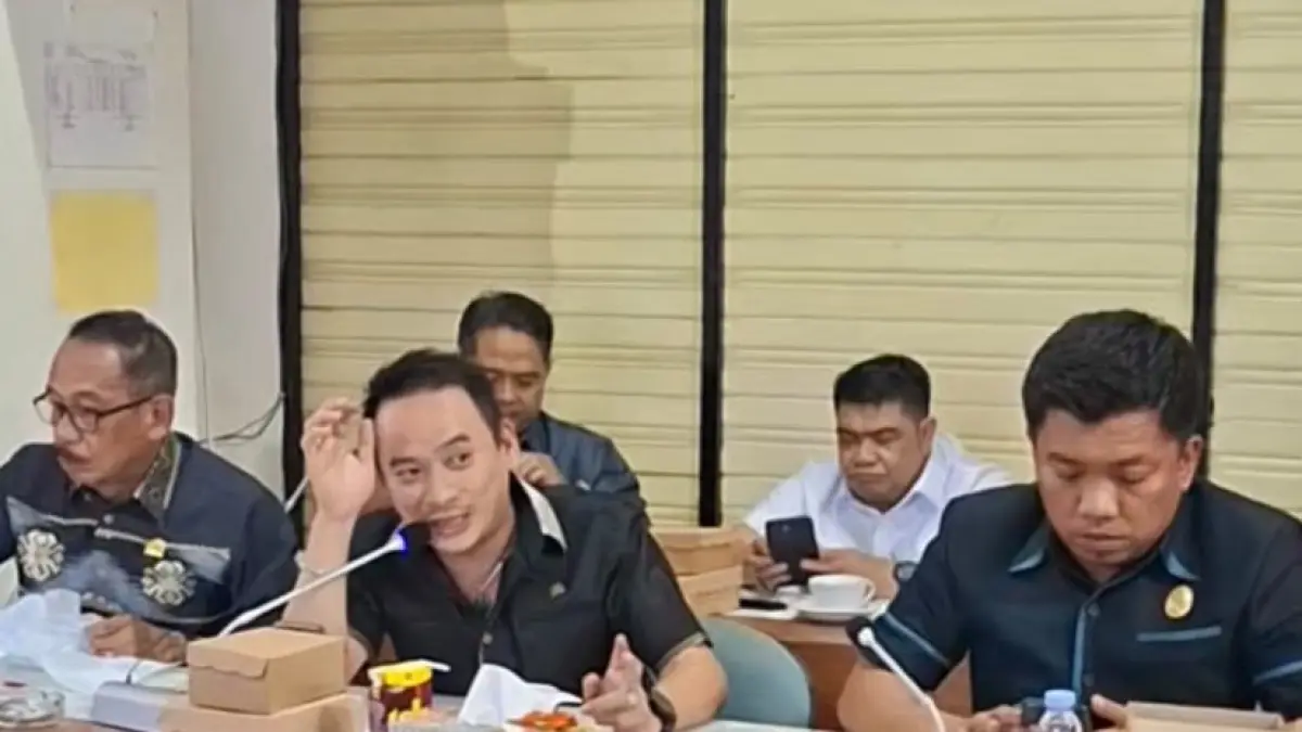 Abu Suwandi (tengah) menyampaikan langsung keluhan masyarakat di hadapan dinas terkait &nbsp;terkait permasalahan air bersih.