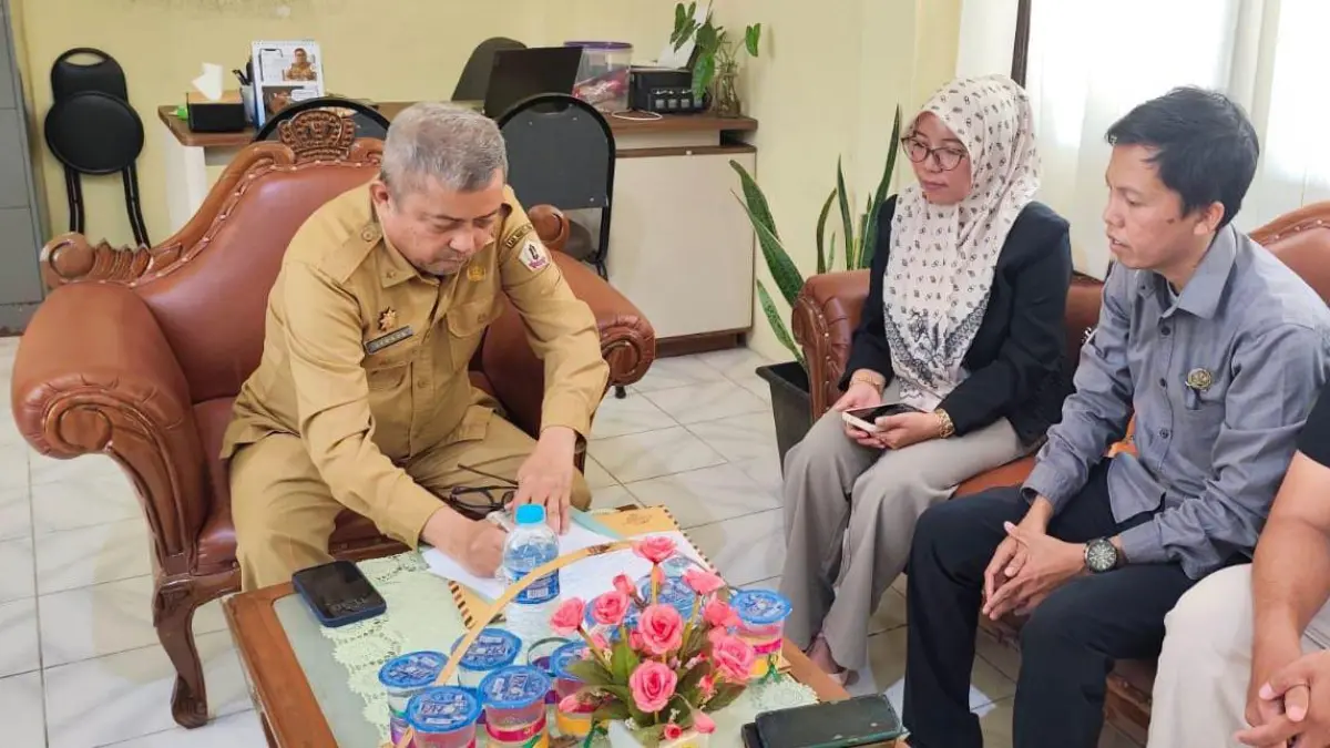 ADUAN: LBH Sahabat Pemuda Adil menyerahkan berkas dugaan pelanggaran yang menyeret pejabat tinggi Pemkab Batola ke BKD Batola. (Foto: Kuasa Hukum Korban untuk Radar Banjarmasin)