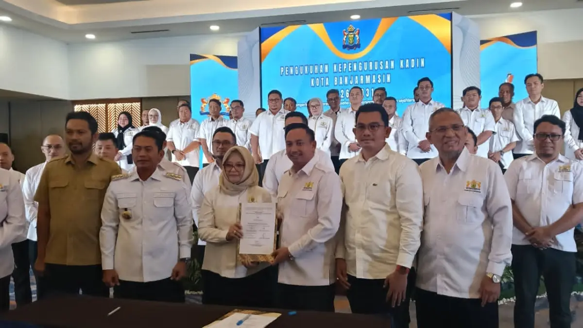 AKLAMASI: Ketua Kadin Banjarmasin, M Akbar Utomo saat dikukuhkan Ketua Kadin Kalsel, Hj Shinta Laksmi Dewi, disaksikan Wali Kota Banjarmasin, HM Yamin HR, Rabu (26/8/2026).(Foto: Raudah Anisya/Radar Banjarmasin)&nbsp;