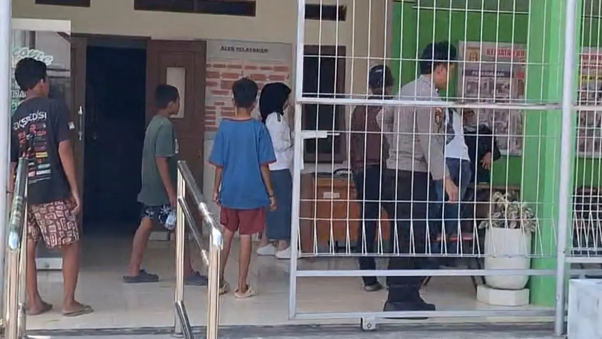 Anak di bawah umur, pelaku pembakaran lahan di Jalan Batu Besi dibawa ke rumah singgah Dinsos (Polsek Liang Anggang)&nbsp;
