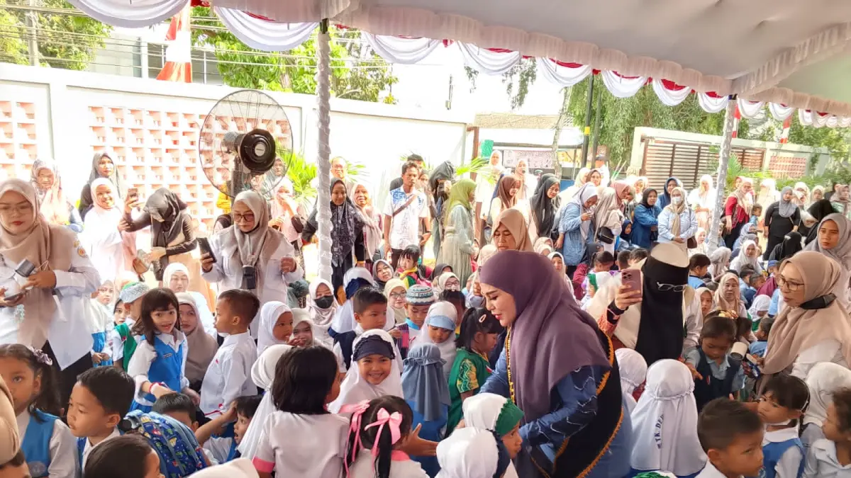 CINTAI BUKU: Bunda Literasi HST, Deni Era Samsul Rizal menyapa anak-anak.(Foto: Jamaluddin/Radar Banjarmasin)