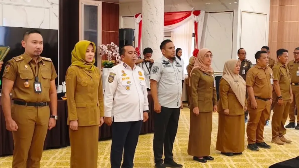 Delapan pejabat yang dilantik mengikuti prosesi pengambilan sumpah dengan suasana serius dan khidmat di ruang kerja Bupati Kotabaru.
(FOTO: Prokopim Setda Kotabaru)&nbsp;