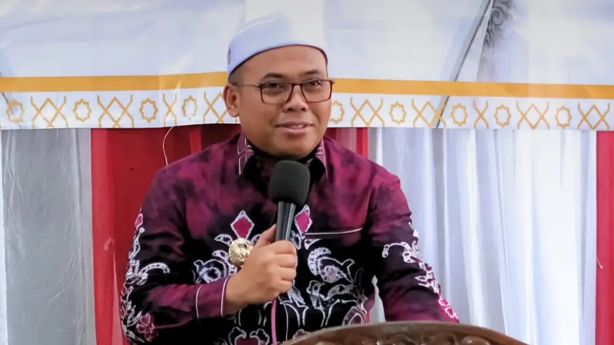 HADIR: Wakil Bupati HST, Gusti Rosyadi Elmi menghadiri undangan Maulid Nabi di Pantai Hambawang. (Foto: Diskominfo SP HST)