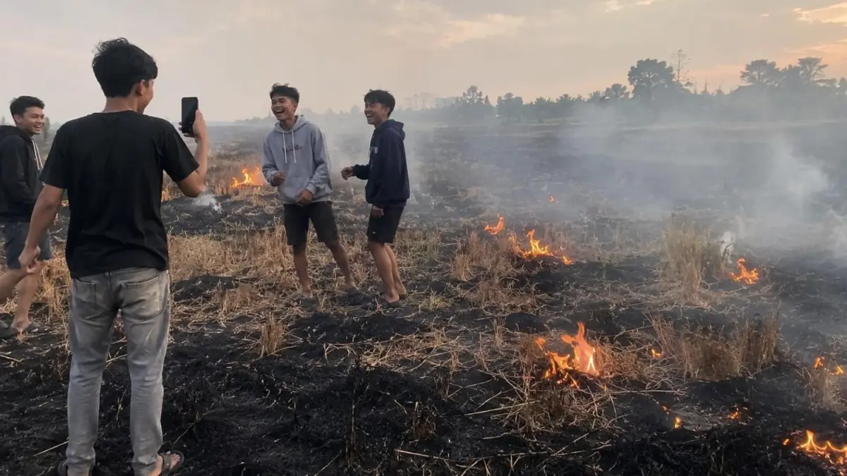 ILUSTRASI AI: Bukan foto kejadian sebenarnya. Gambaran aktivitas pembakaran lahan oleh sekelompok remaja.