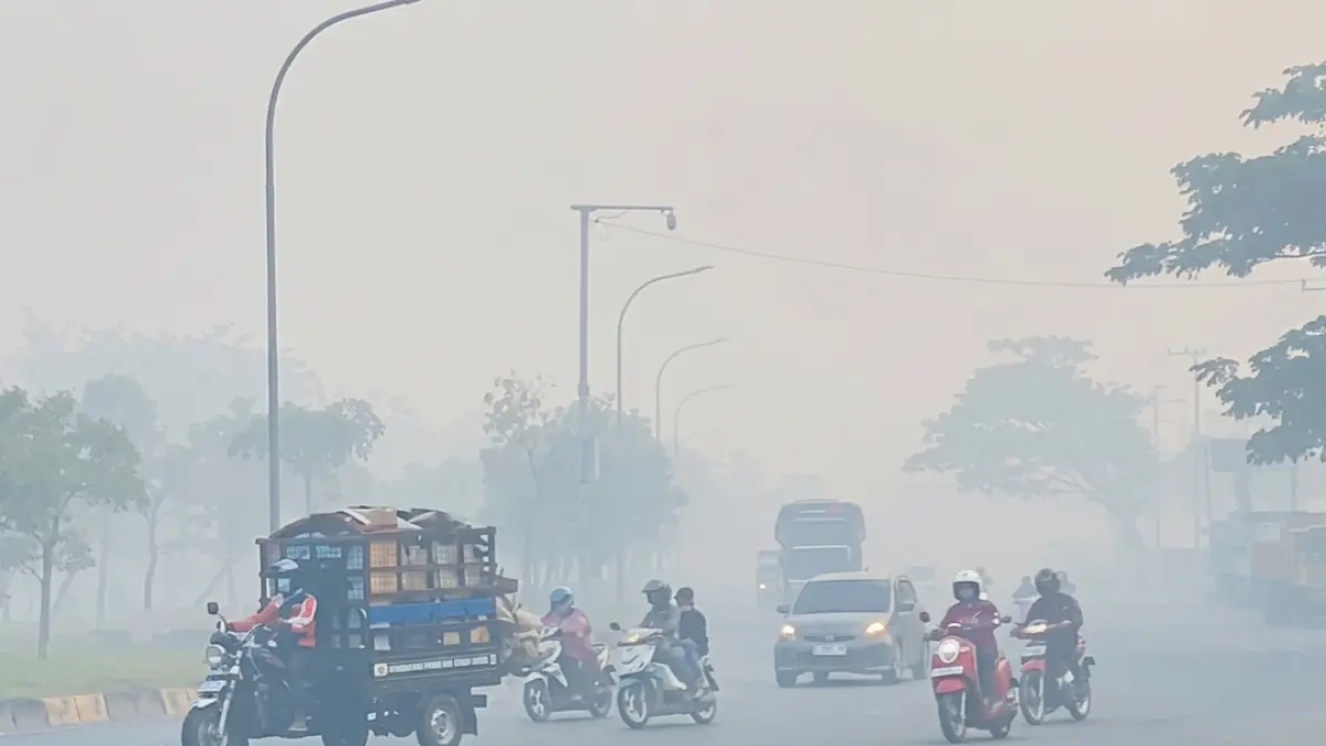 KABUT ASAP: Suasana Jalan Trikora Banjarbaru tepatnya di bundaran Masjid Agung Al Munawwarah yang diselimuti kabut asap pada Rabu (26/8) pagi. (Sheilla/Radar Banjarmasin)&nbsp;&nbsp;