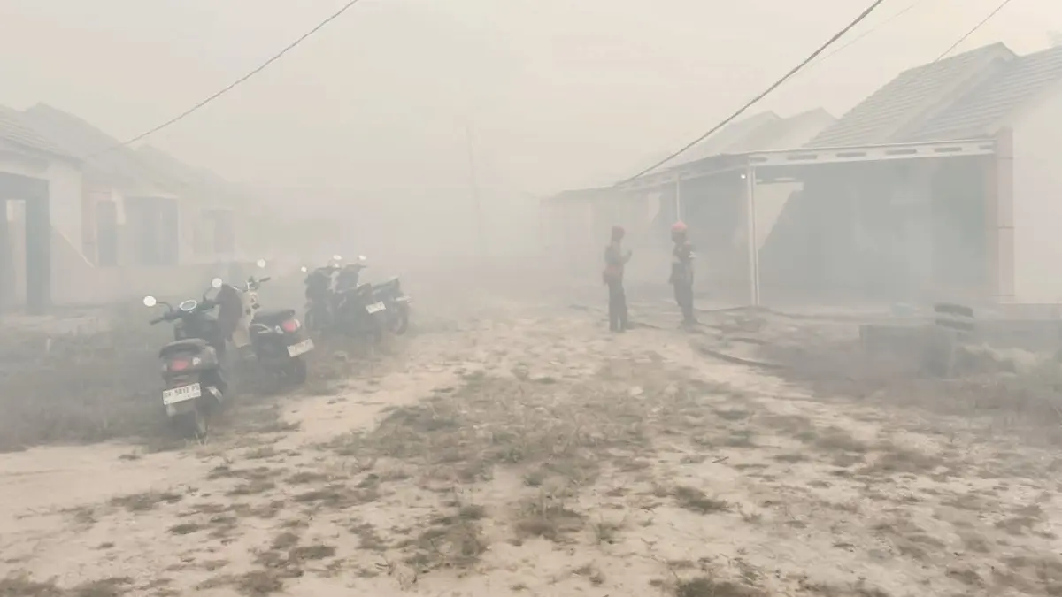 KABUT: Kondisi kabut asap di Banjarbaru beberapa waktu lalu. Pekatnya asap membuat kasus ISPA di Banjarbaru meningkat.&nbsp;
(Foto: SHEILLA FARAZELA/RADAR BANJARMASIN)&nbsp;