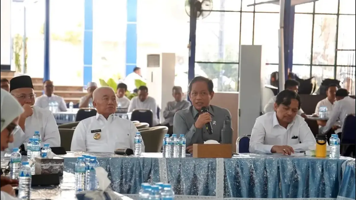 KOORDINASI: Wakil Menteri Bidang Pangan RI, Hanif Faisol Nurrofiq bersama Gubernur dan Wakil Gubernur Kalsel, H Muhidin dan Hasnuryadi Sulaiman memimpin rapat koordinasi penanganan karhutla di Kalsel.