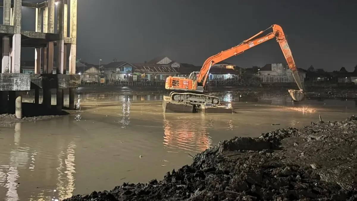 MALAM HARI: Petugas mengerjakan normalisasi alur sungai di kawasan Pulau Insan Banjarmasin saat musim kemarau. Pengerukan dikebut untuk memaksimalkan daya tampung sungai dan mengurangi risiko banjir. (Foto: Zulvan Rahmatan/Radar Banjarmasin).
