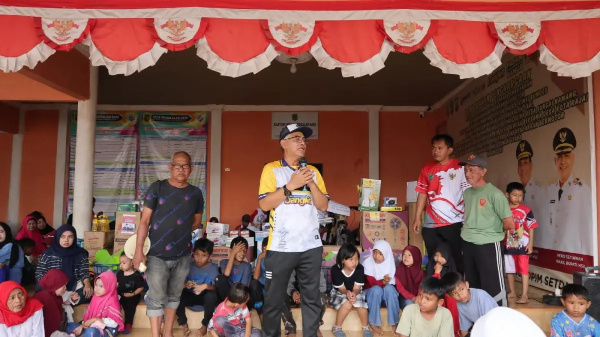 MERIAH: Wakil Bupati Hulu Sungai Utara (HSU), Iwan Alabio saat sambutan dalam rangka memeriahkan HUT ke-81 Kemerdekaan Republik Indonesia di Desa Pangkalan Sari, Kecamatan Sungai Pandan, Selasa (25/8/2026).(Foto: Pemkab HSU)