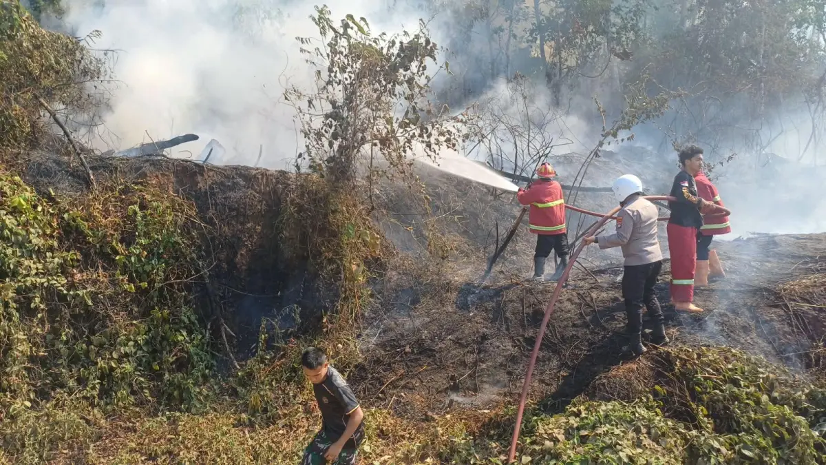 PADAMKAN: Petugas gabungan memadamkan karhutla di Desa Jelatang, Kecamatan Padang Batung, HSS. (Foto: Polsek Padang Batung)