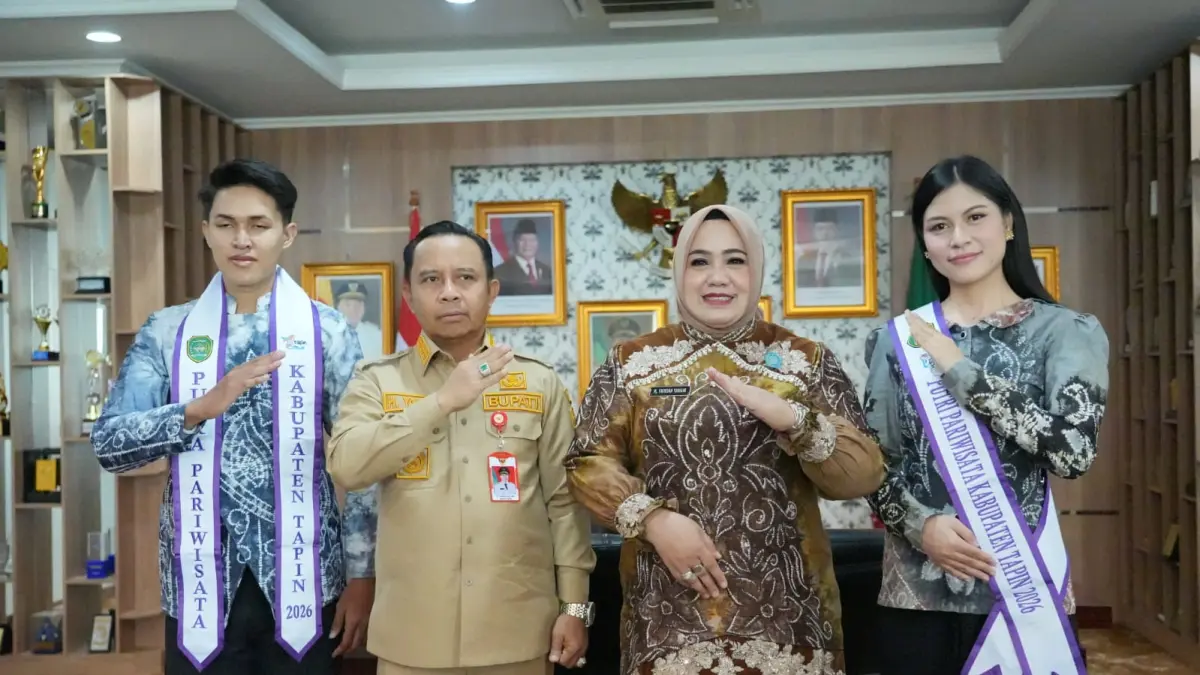 PAMITAN: Dua perwakilan Tapin saat berpamitan dengan Ketua TP PKK Tapin Hj Faridah. (Foto: Rasidi Fadli)&nbsp;