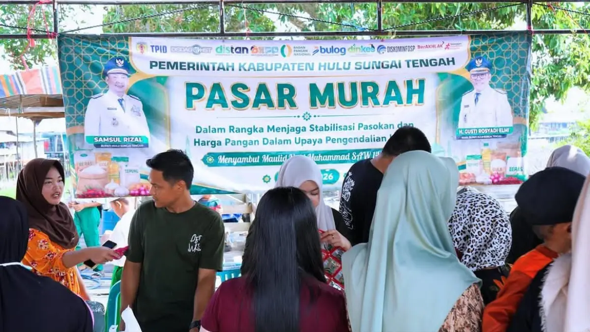 RAMAI: Pemkab HST menggelar pasar murah untuk meringankan beban warga di Desa Maantas, Senin (24/8/2026).(Foto: Diskominfo SP HST)