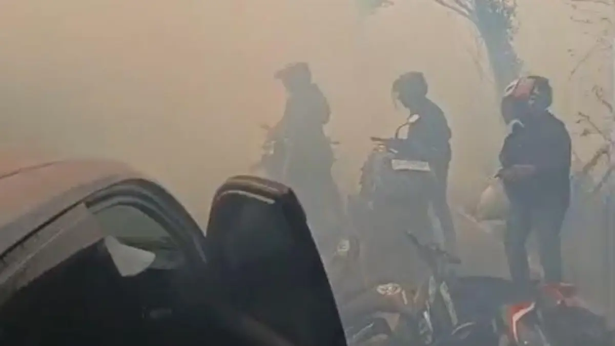 Screenshot rekaman video warga memperlihatkan kondisi insiden tabrakan akibat kabut asap di Karang Ratih Bangkau HSS. (Foto: Relawan Emergency HSS)&nbsp;
