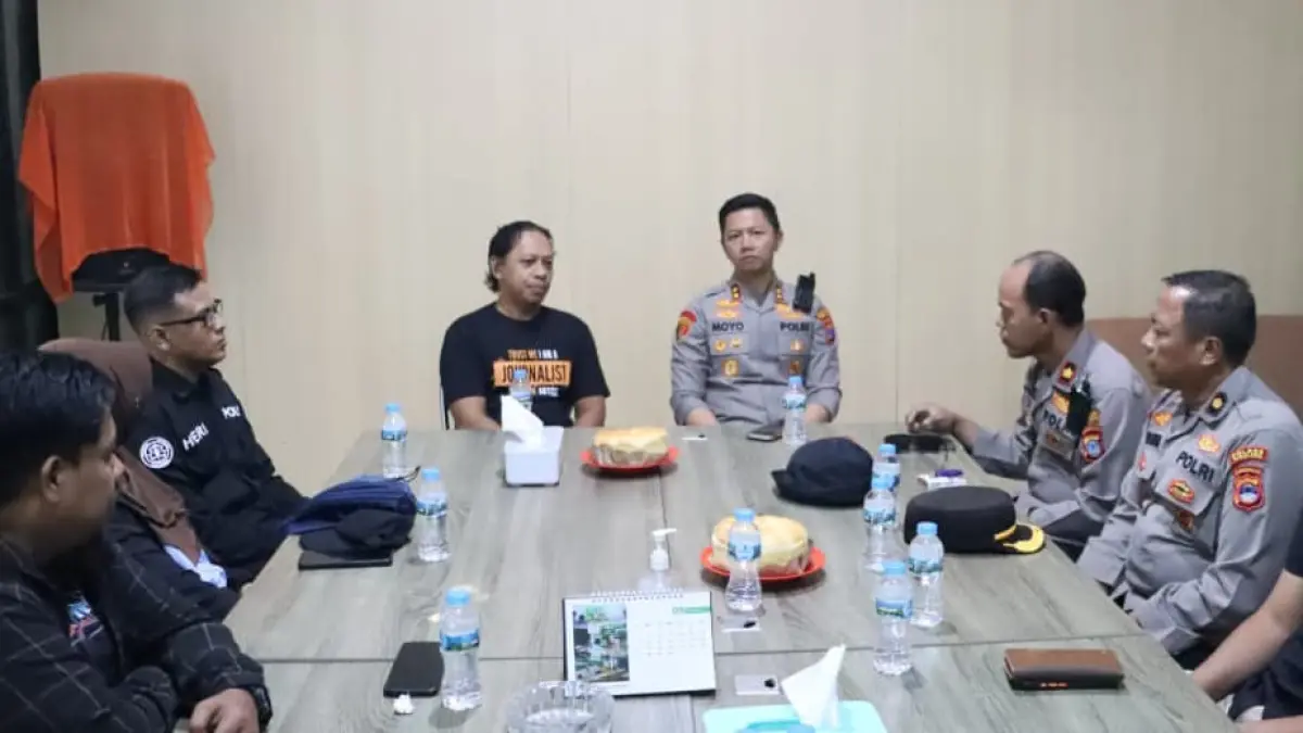 SILATURAHMI : Kapolres Tabalong AKBP Wahyu Ismoyo Jayawardana dan Ketua PWI Tabalong Nur Ali bersama kedua jajaran berdiskusi hangat. (Foto : Ibnu Dwi Wahyudi/Radar Banjarmasin)