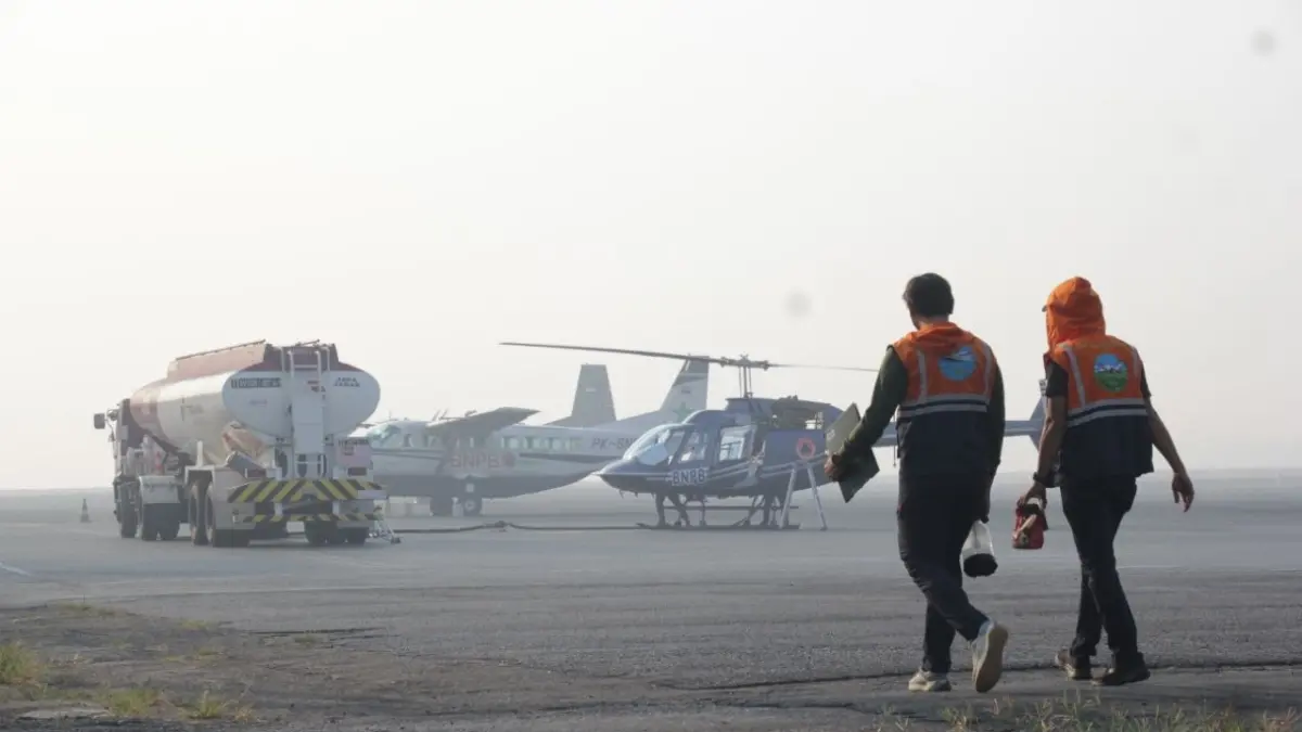 SUDAH SIAP: Pesawat dan bahan penyemaian disiagakan di Bandara Internasional Syamsudin Noor, Banjarbaru. (Foto: MC Kalsel)