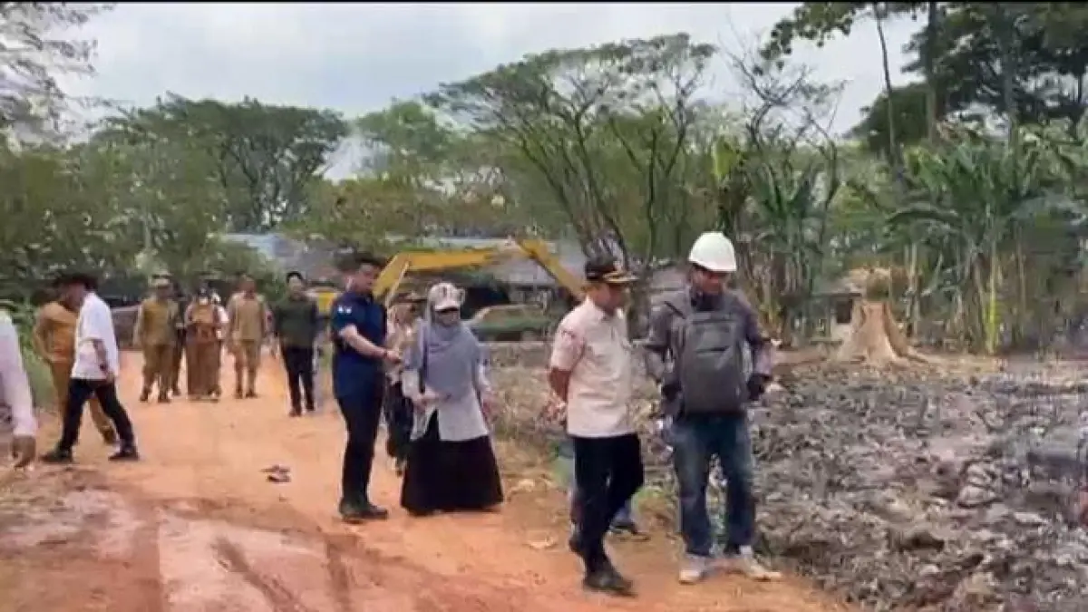 Anggota Komisi III DPRD Kota Banjarmasin bersama Kepala Dinas PUPR Chandra Iriandy meninjau progres pengerjaan sejumlah infrastruktur di TPA Basirih.(Foto: Endang Syarifuddin/Radar Banjarmasin)