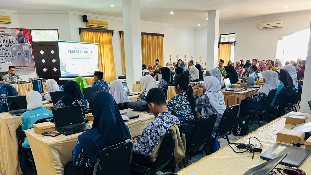 ASAH LITERASI: Peserta serius menuangkan gagasan saat mengikuti Lomba Resensi Buku yang digelar Dispersip Kotabaru.
Foto:Dispersip untuk Radar Banjarmasin.