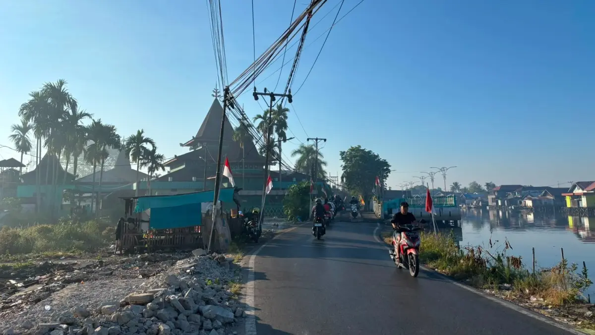 BERBAU GOSONG: Sejumlah titik di Kota Banjarmasin terpantau diselimuti kabut asap. (Foto: Zulvan Rahmatan/Radar Banjarmasin).