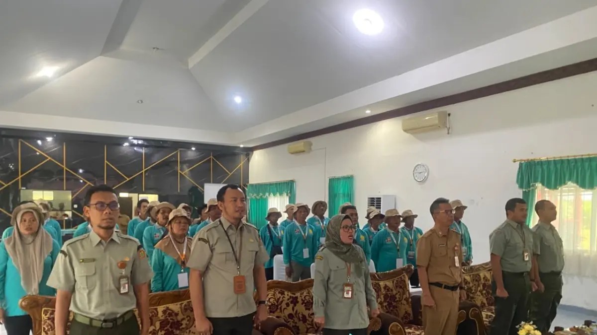 BERSAMA PESERTA: Peserta mendapatkan tas dan id card Pelatihan Pembuatan dan Aplikasi Pupuk Organik bagi Pekebun Sawit.