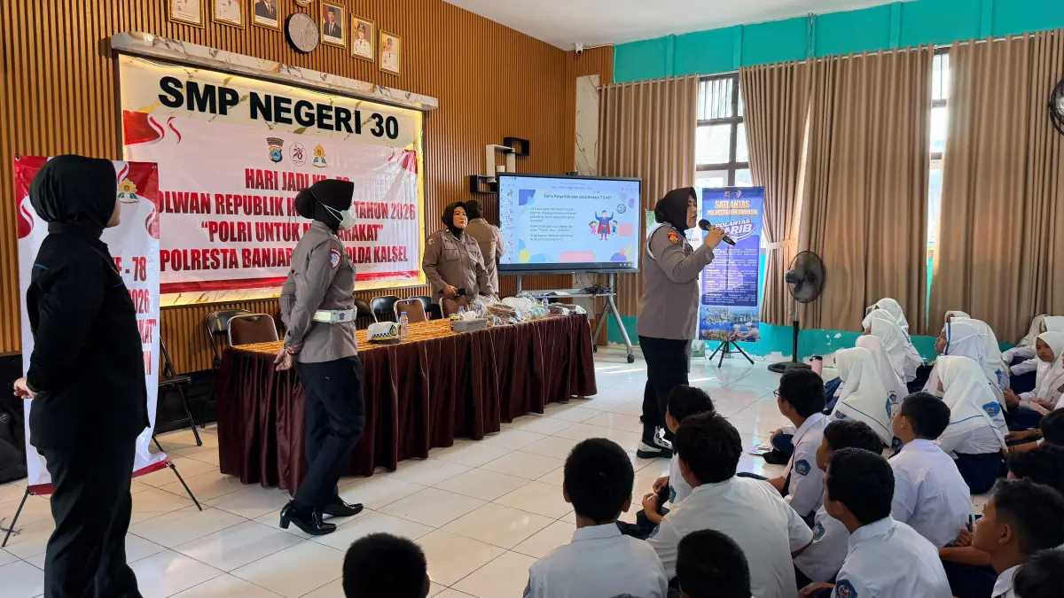 EDUKASI: Srikandi Polresta Banjarmasin memberikan edukasi kepada pelajar SMPN 30 dalam kegiatan Polwan Goes To School. (Foto: HUMAS RESTA UNTUK RADAR BANJARMASIN)