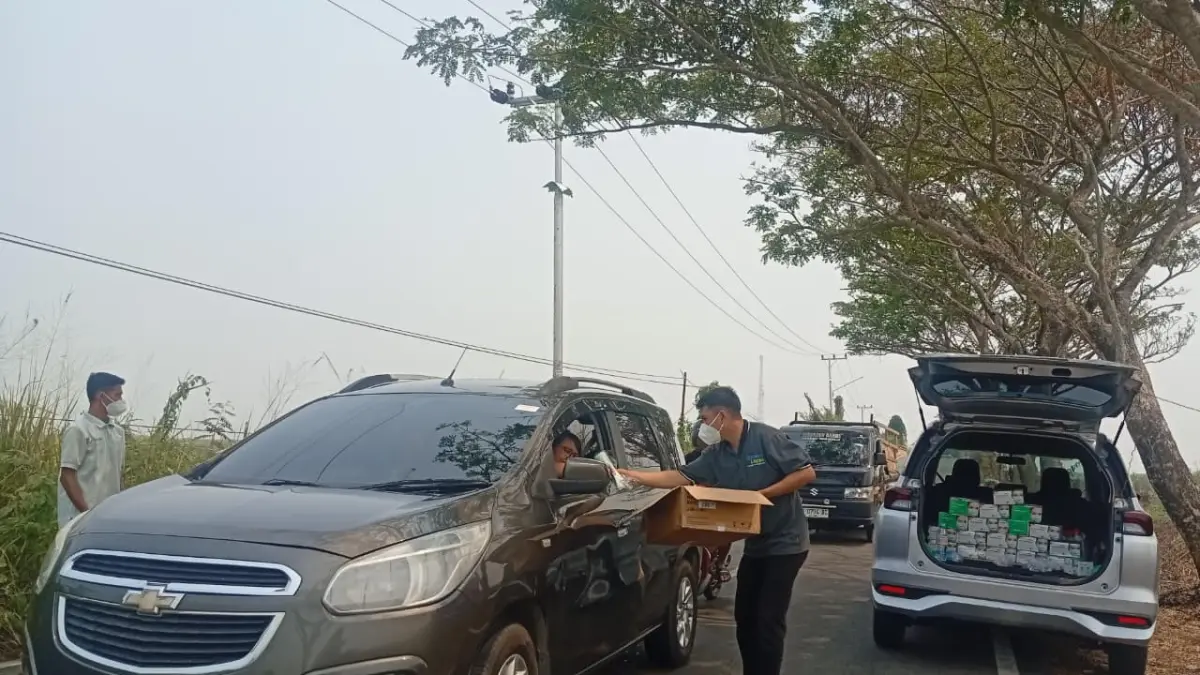 MASKER: Momen bagi masker gratis yang dilakukan pegiat sosial untuk di tengah situasi Kabut Asap HSS. (Foto: M Padil Ihsan/Radar Banjarmasin)&nbsp;