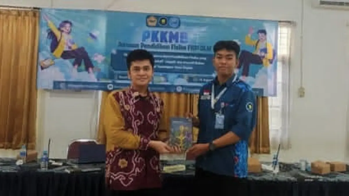 PEMATERI: Muhammad Wildi Firahmi, menerima cindera mata dari panitia.