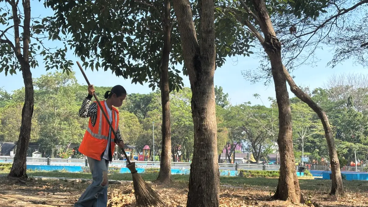 PERIH: ujian penyapu jalan di Banjarmasin bertambah. Selain menghadapi debu yang sudah pasti, kabut asap memperparah tantangan mereka saat bekerja. (Zulvan Rahmatan/Radar Banjarmasin).